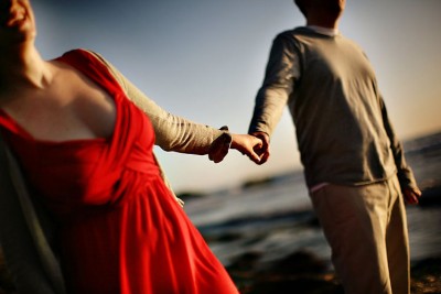 hand-holding-beach-engagement-photos