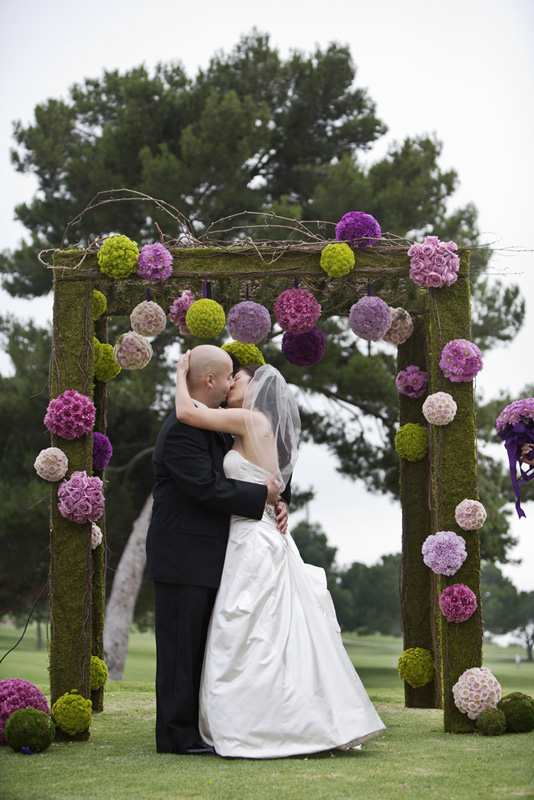 I love the use of hydrangeas in this real wedding featured on Elizabeth Anne
