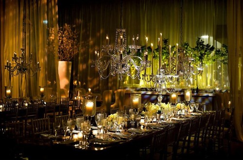 vintage-modern-estate-tables-chandeliers-yellow-lighting vintage-modern-estate-tables-chandeliers-yellow-lighting