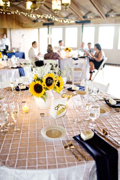 sunflower-and-babys-breath-wedding-centerpieces