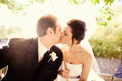 bride-groom-parasol