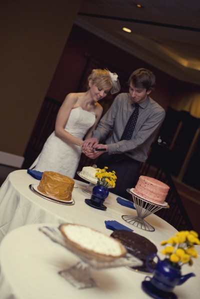 cutting-the-cake-diy-cake-buffet-wedding