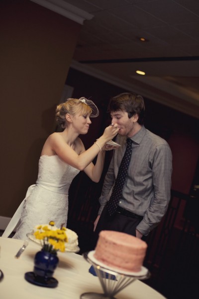 cutting-the-cake-diy-wedding-cake-buffet