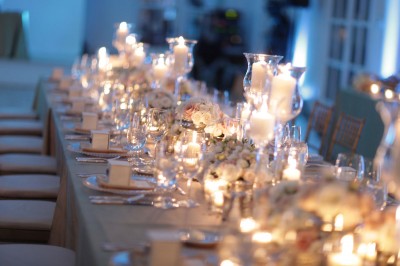 estate-table-centerpices-low-lush-roses-white-cream-gold-pink
