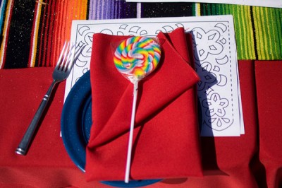 lollipops-and-coloring-books-at-childrens-table-wedding lollipops-and-coloring-books-at-childrens-table-wedding