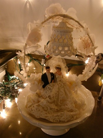 using-parents-vintage-cake-topper-in-wedding