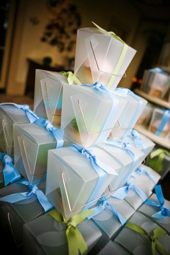 cupcake-favors-in-transparent-chinese-takeout-boxes-tied-with-ribbon cupcake-favors-in-transparent-chinese-takeout-boxes-tied-with-ribbon