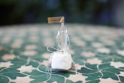 diy-smores-wedding-favors-marshmellow diy-smores-wedding-favors-marshmellow