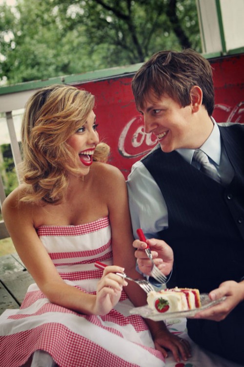 vintage-engagement-photos-cake vintage-engagement-photos-cake