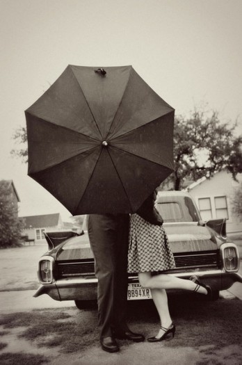 vintage-engagement-session-classic-car vintage-engagement-session-classic-car