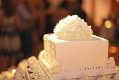 white-cupcake-tower-with-one-tier-cake-on-top