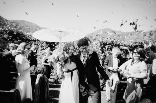 confetti-at-wedding-ceremony confetti-at-wedding-ceremony