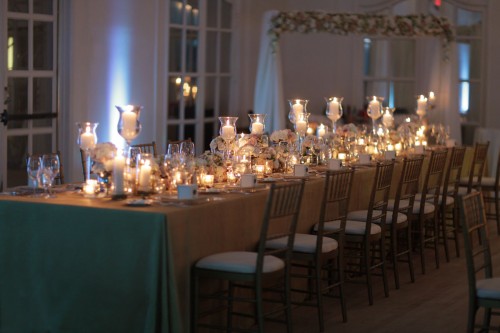 estate-table-gold-linens-low-centerpieces estate-table-gold-linens-low-centerpieces