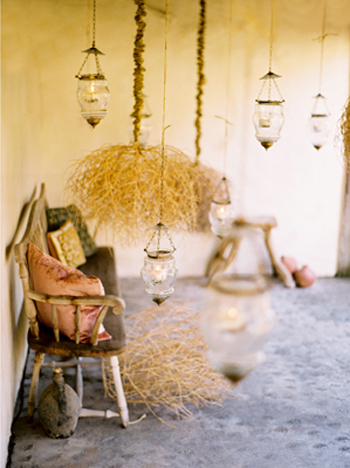 lanterns-tumbleweeds-wooden-bench-with-pillows lanterns-tumbleweeds-wooden-bench-with-pillows