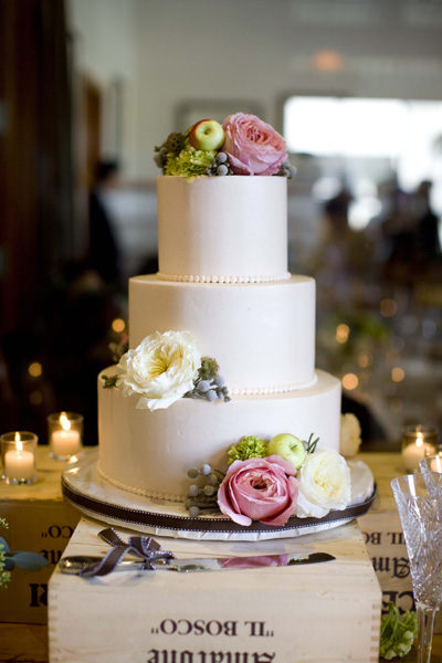 pink-and-green-wedding-cake-on-wine-crates pink-and-green-wedding-cake-on-wine-crates
