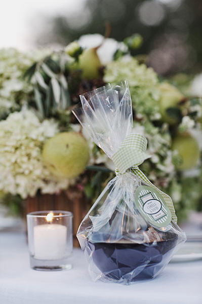 wedding-favors-tied-with-gingham-ribbon wedding-favors-tied-with-gingham-ribbon