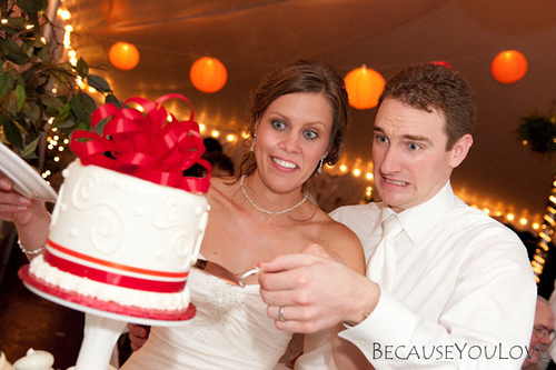 wedding cutting the cake