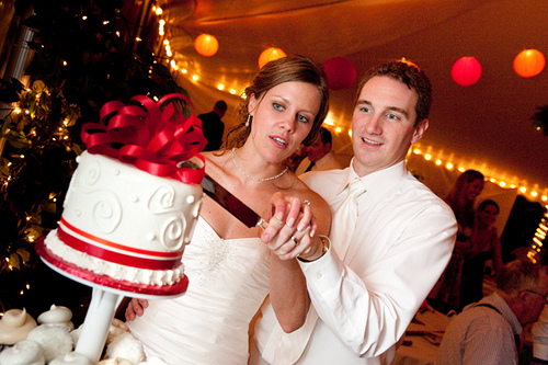 wedding cutting the cake