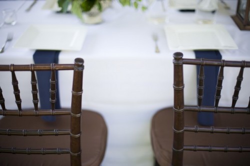 blue-napkins-brown-chivari-chairs-white-linens blue-napkins-brown-chivari-chairs-white-linens
