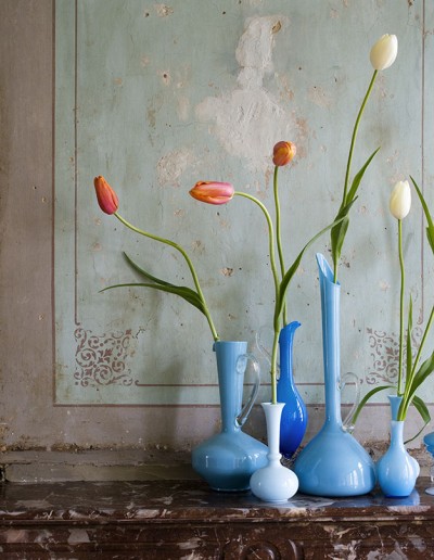 tulips-in-blue-vases tulips-in-blue-vases