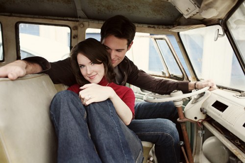 vintage-car-engagement-photos-2
