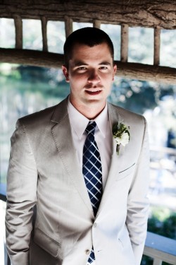 groom-khaki-suit-navy-tie