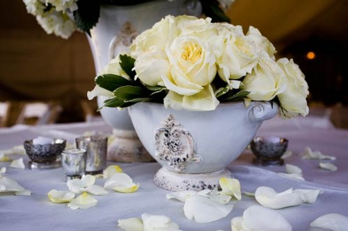 whiterosesinshabbychicvaseweddingideas whiterosesinshabbychicvaseweddingideas