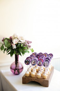 Unique Escort Card Ideas Cupcakes-12