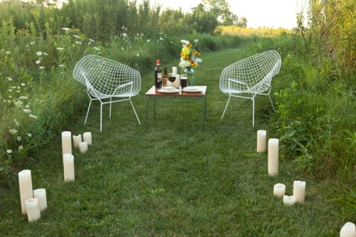 The pillar candles bring elegance to this picnic wedding table