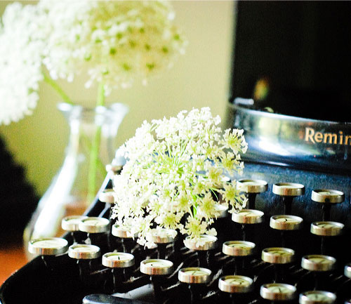 black-typewriter-white-flowers