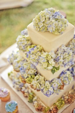 Hydrangea-Covered-Wedding-Cake