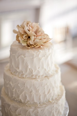 white-and-pink-wedding-cake