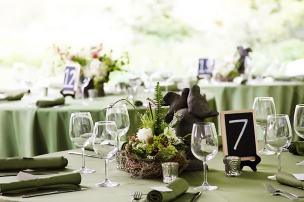 Rustic-Green-and-White-Tablescape